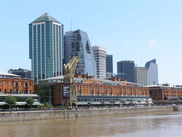 Puerto Madero, moderne gebouwen en haven