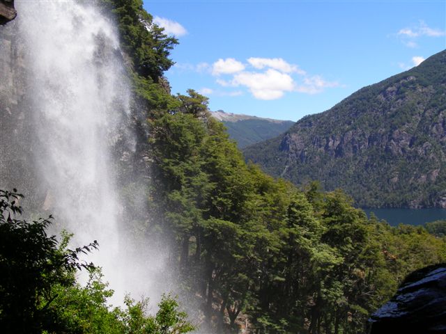 mooie waterval in de buurt van meer Huechulafquen