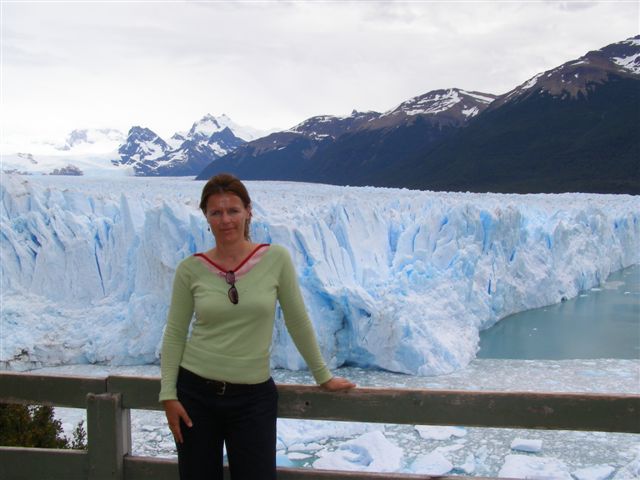 Susanne bij Perito Moreno, Patagonie
