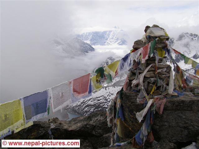 Gokyo Ri en gebedsvlaggen in de sneeuw