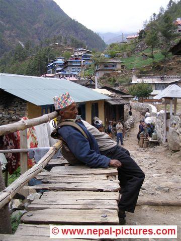 Slapende Sherpa in Monju