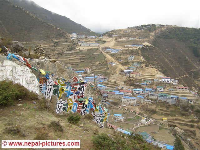 Namche Bazar en mani stenen
