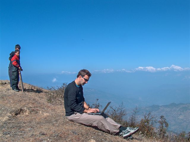 Arno aan het werk met de Himalaya op de achtergrond