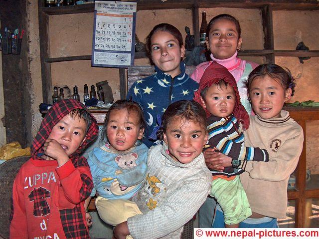 nieuwsgierige kinderen in Oost Nepal