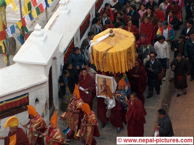 monniken tijdens lhosar