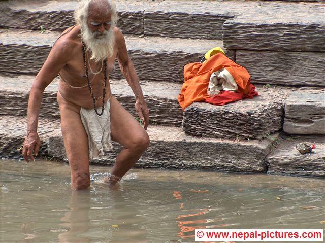 sadhu neemt duik Bagmati rivier