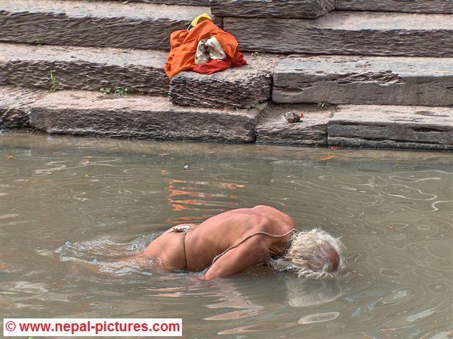 in bad bij Pashipatinath