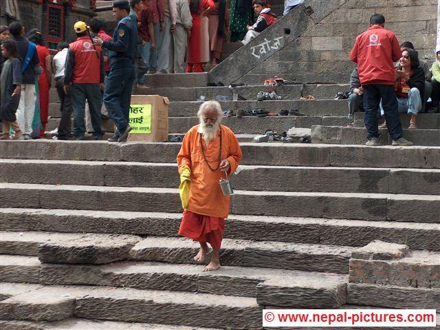 sadhu bij Bagmati rivier