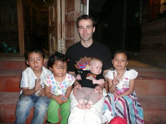 Op de foto met Tibetaanse kinderen