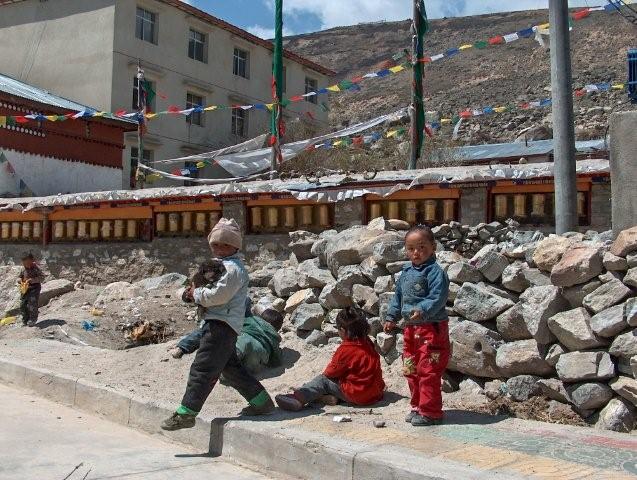 Tibetan children playing in Nyalam
