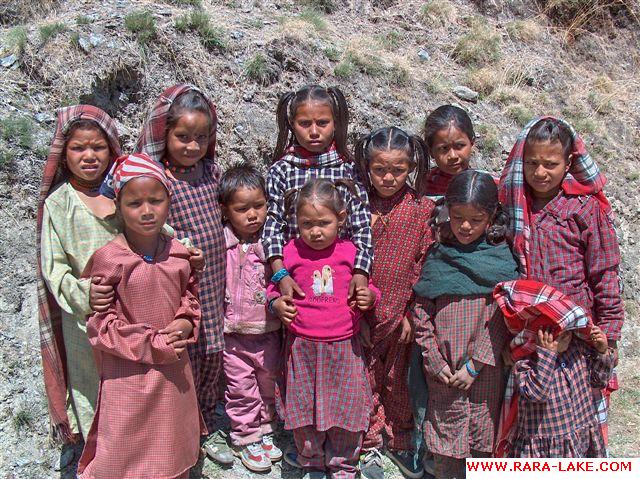 children near Gam Ghadi